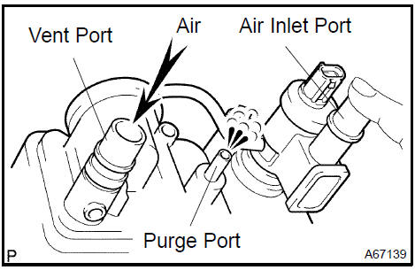 3. While holding the air inlet port closed, apply vacuum