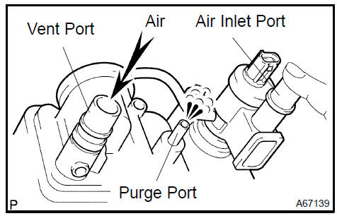 3. While holding the air inlet port closed, apply vacuum