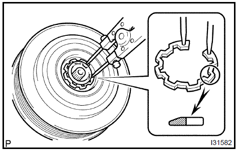 f. Using a vise pliers, hold the magnet clutch hub and install