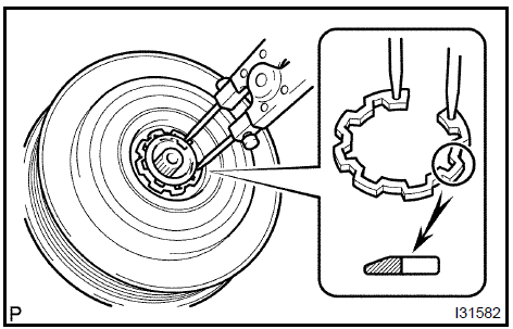 f. Using a vise pliers, hold the magnet clutch hub and install