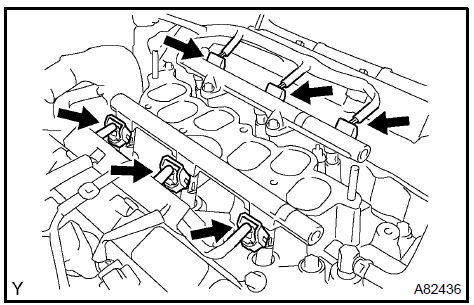 b. Remove the 4 bolts and 2 fuel delivery pipes together with