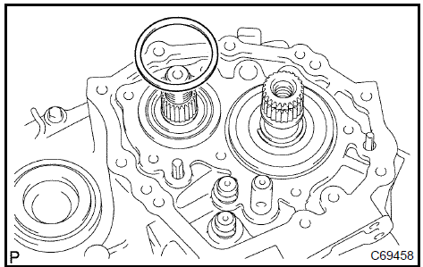  Remove output shaft rear bearing shim