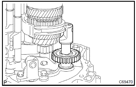 b. Remove the reverse gear and reverse idler thrust washer