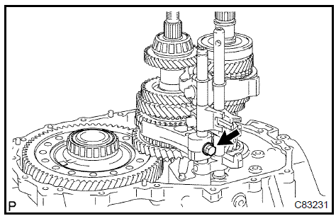 b. Pull out the gear shift fork shaft No.1 Ωhile the gear fork