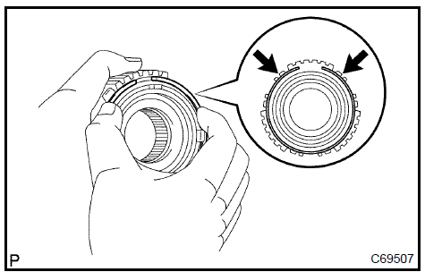 Remove synchromesh shifting key spring No.3