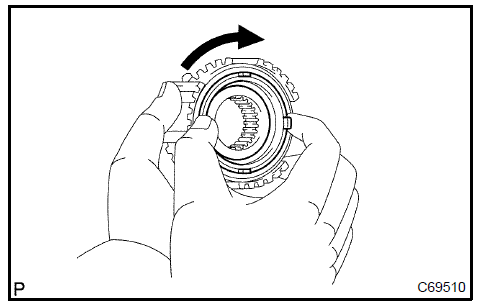 b. Check that the synchronizer ring middle No.5 does not rotate