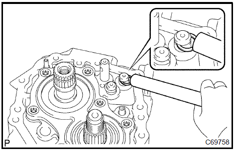 b. Using a brass bar and hammer, install the shift fork shaft