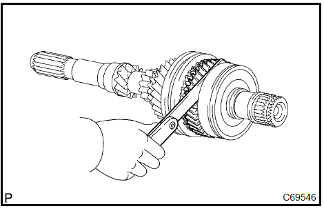  Inspect 4th gear thrust clearance