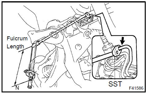 c. Install the return tube clamp with the nut.Torque: 9.8