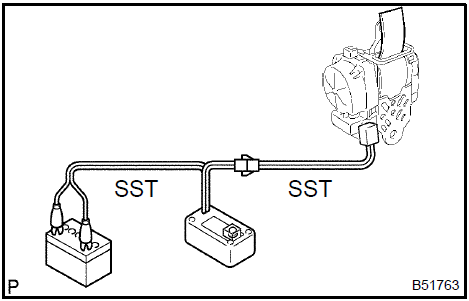 2. Place the front seat outer belt on the ground and