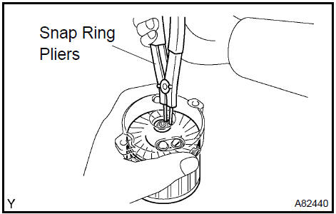 d. Using a vernier caliper, measure length of the snap ring.Maximum length: 5.0 mm (0.197 in.)