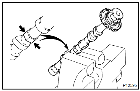 b. Install the camshaft gear bolt washer and the camshaft